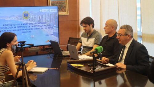 Rueda de prensa del Ayuntamiento de Benidorm junto a empleados de IoTsens presentanto el proyecto de Teleasistencia Inteligente Benidorm